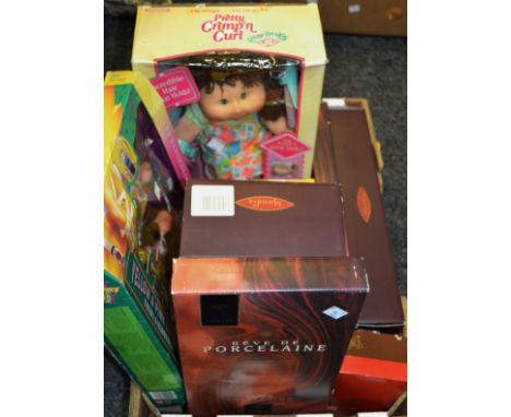 Toys - Mundia Reve de Porcelaine Limited Edition Tristan & Isolde, boxed; a Hasbro Cabbage Patch Kids Pretty Crimp'n Curl dol