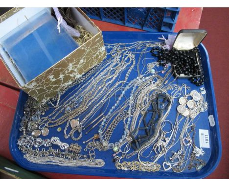An Assortment of Modern Costume Jewellery, to include ropetwist chain, Celtic style pendant, diamanté set pendant, coin panel