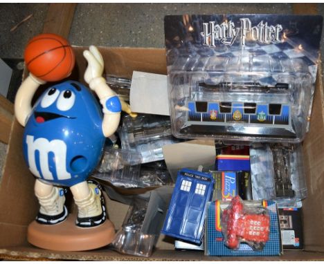 Toys & Juvenalia - Harry Potter Chess pieces, pawns, knight, bishop etc, wands x2;  M & M figures, DR Who tardis boxes;  Matc