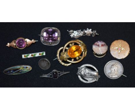 Jewellery - Silver and other brooches to inclue an Arts and Crafts style amethyst glass brooch; a silver and Blue John bar br