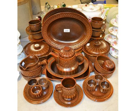 A Wedgwood Pennine pattern dinner and tea service for six, including a pair of vegetable dishes and covers, sauce boat on sta