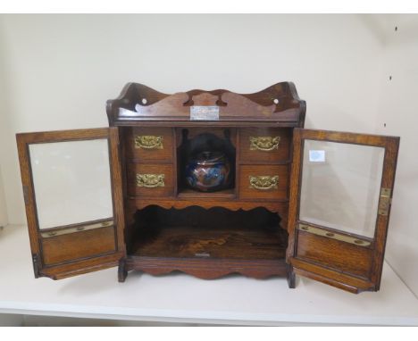 An oak presentation pipe smokers cabinet. 46cm tall, 41 x 20cm 