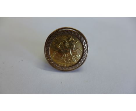 An Elizabeth II half gold sovereign ring, dated 1982, in a 9ct gold ring mount, size O, total weight approx 6.9 grams. Some b