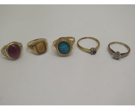 4 9ct gold rings approx 9.6 gs and an 18 ct ring missing stone approx 1.6 gs. 