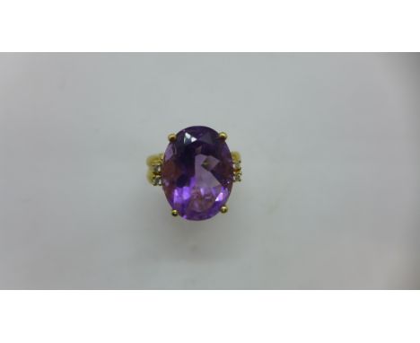 An impressive 18ct yellow gold Amethyst and diamond ring. The amethyst approx 20mm x 15mm x 10mm flanked either side by 2 sma