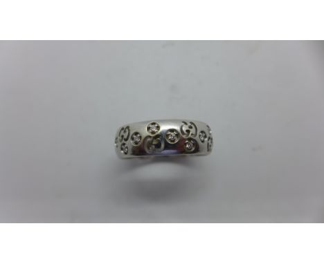 An 18ct white gold Gucci ICON band ring, size N, approx 2.7 grams, in generally good condition with some usage marks 