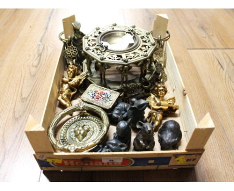 Box of brassware, Apostle pastel burner, lion door knocker, Suzie Marsh mouse figures and set of brass chains