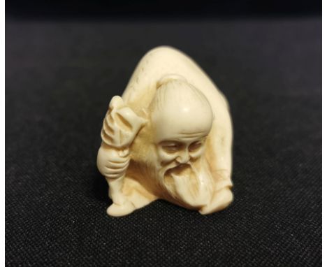 NETSUKE "Weiser", weiser Mann mit Rujizepter und Kalebasse, detailreich geschnitzt. L. 4 cm.