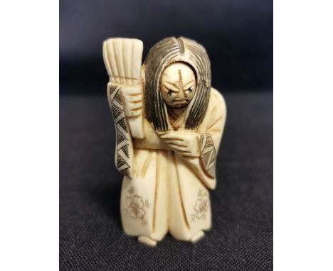 NETSUKE: "Geisha mit Fächer"; Allegorie der Lebensalter mit beweglich montiertem Kopf mit zwei Gesichtern - dem einer jungen 