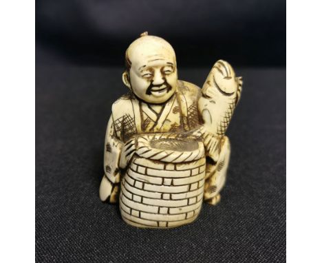 NETSUKE "Fischer / Fischhändler", detailreich und auch unter dem Stand geschnitzter Fischer mit Korb, einen Fisch haltend; di