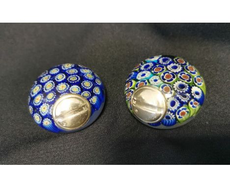 PAAR BRIEFBESCHWERER / PAPERWEIGHTS "Mille Fiori" mit Silbermonturen. Klarglas in gedrückter Kugelform mit Mille fiori-Einsch