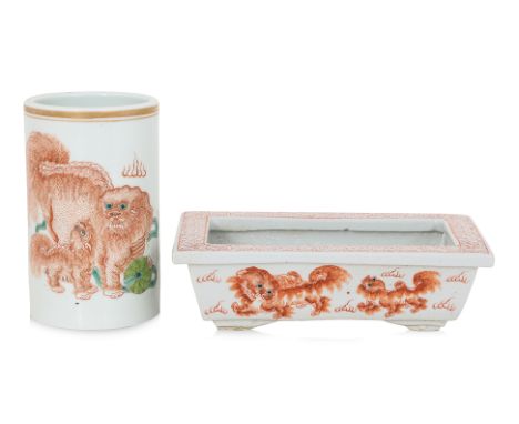 AN ENAMEL DECORATED 'FOO LION' PORCELAIN BRUSH POT AND NARCISSUS POT
20th century, cylindrical brush pot decorated with foo l