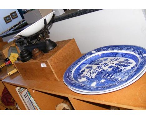 A vintage set of scales, together with two blue and white platters 