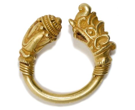 GOLDRING MIT MAKARA-KOPF.Nepal oder Nordindien, Ø 3 cm, G 17 g.Ca. 22 K. Das mystische Wasserwesen mit aufgerissenem Maul zie