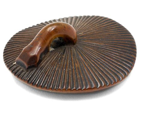 NETSUKE ZWEIER PILZE.Japan, 19. Jh. Ø 4,5 cm.Buchsbaumholz. Ein kleiner Pilz liegt umgedreht auf einem grösseren Exemplar, de