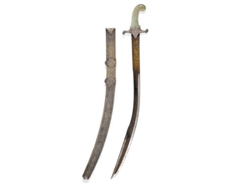 KILIJ MIT MOGUL-JADEGRIFF.Osmanisches Reich, 19./20. Jh. L (Klinge) 81 cm, L (total) 102 cm.Einschneidige gebogene Stahlkling