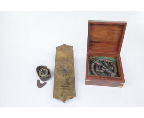 A late 19th early 20th Century circular brass and silver coloured metal sextant 
Unsigned with silvered scale and vernier wit