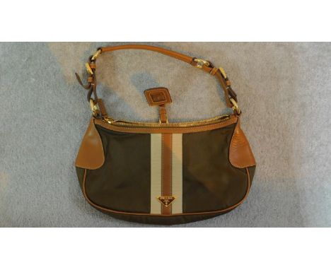 An original green Prada woman's handbag mini. 35x20cm 