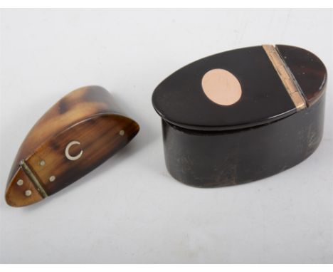 A Georgian oval horn snuff box with hinged cover, inset with a vacant oval rose metal initial plate, dimensions of box 65mm x