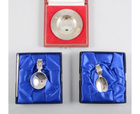 Royal Silver Wedding commemorative dish, by Stephen J Rose, London 1972, 8.5cm, boxed, and two silver caddy spoons, acanthus 