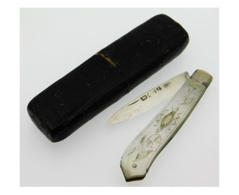 An 1852 Birmingham silver mother of pearl fruit knife with original case by George Unite, 13.9g 