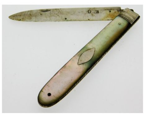 A Georgian silver mother of pearl fruit knife, 22.4g 