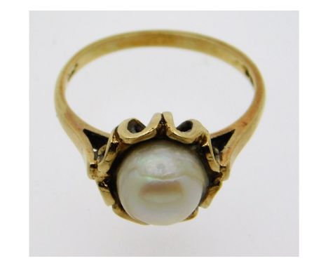 A 9ct gold pearl ring, 2.7g, size J