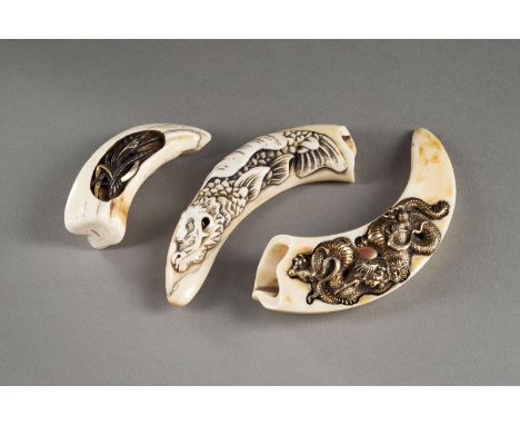 DREI NETSUKE AUS EBERZAHN Japan, 19. Jahrhundert Eberzahn. L. 6.5-9.7 cm. Das Konvolut umfasst ein mit Shachihiko geschnitzte