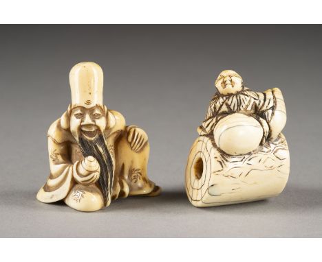 EIN NETSUKE VON FUKUROKUJU UND EIN NETSUKE EINES SENNINS AUF BAUMSTAMM AUS ELFENBEIN Japan, 19. Jahrhundert Elfenbein. H. ca.