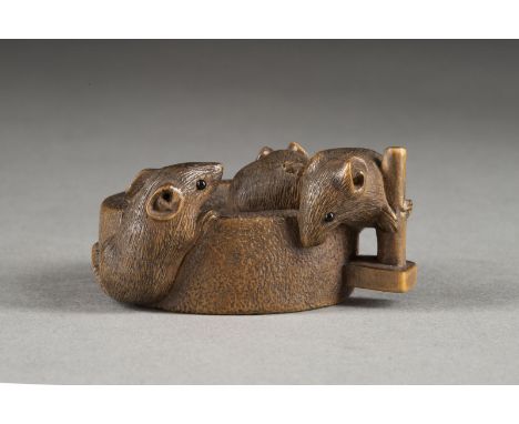 EIN HOLZGESCHNITZTES NETSUKE VON DREI RATTEN Japan, 19. Jahrhundert Elfenbein. L. 4.5 cm. Das Netsuke ist geschnitzt als drei