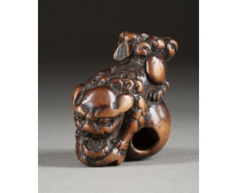 EIN HOLZGESCHNITZTES NETSUKE EINES SHISHI Japan, 18./19. Jahrhundert Holz. H. 5.2 cm. Das Netsuke ist als jagender Löwe gesch