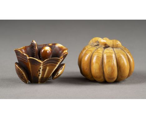 EIN NETSUKE EINES OKTOPUS UND EIN NETSUKE EINES KÜRBIS AUS ELFENBEIN Japan, 18./19. Jahrhundert Elfenbein. H. 2.9-3.2 cm. Das