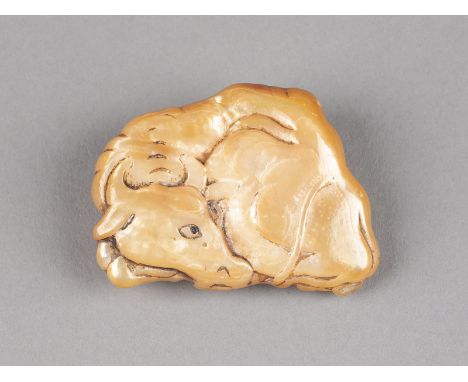 EIN SELTENES GESCHNITZTES NETSUKE EINES OCHSEN AUS PERLMUTT Japan, 19. Jahrhundert Perlmutt. L. 5.2 cm. Das unregelmäßige Stü