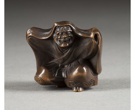 EIN FEINES HOLZGESCHNITZTES NETSUKE EINES NOH-TÄNZERS Japan, 19. Jahrhundert Holz. H. 3.4 cm. Das Netsuke ist als Noh-Tänzer 