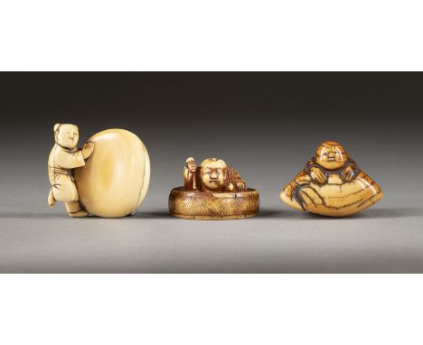 DREI GESCHNITZTE NETSUKE VON KARAKO AUS ELFENBEIN Japan, 18./19. Jahrhundert Elfenbein. H. 2.2-3.5 cm. Das Konvolut umfasst e