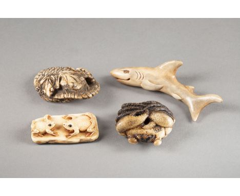 VIER FEINE GESCHNITZTE NETSUKE AUS HIRSCHHORN Japan, 19. Jahrhundert Hirschhorn. L. 4.5-9.9 cm. Das Konvolut umfasst ein Nets