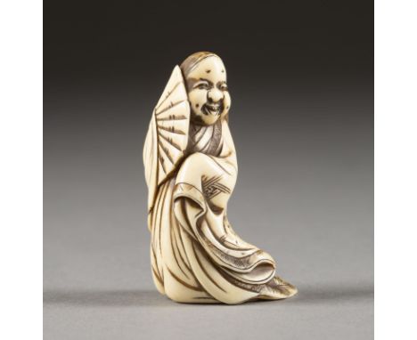 EIN GESCHNITZTES NETSUKE VON OKAME AUS ELFENBEIN Japan, 18./19. Jahrhundert Elfenbein. H. 5.3 cm. Das Netsuke ist als Okame i