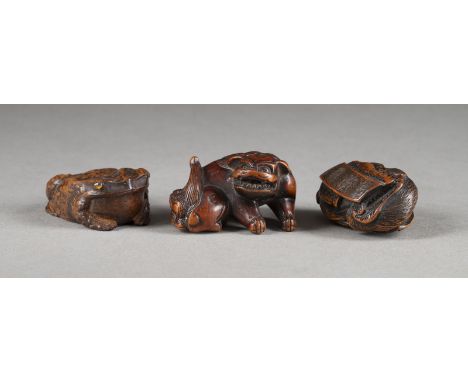 DREI HOLZGESCHNITZTE NETUSKE Japan, 19. Jahrhundert Holz. H. 3.9-4.3 cm. Das Konvolut umfasst ein Netsuke eines Shishi, ein s