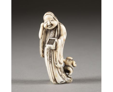 EIN GESCHNITZTES NETSUKE VON OKAME MIT ONI AUS ELFENBEIN Japan, 19. Jahrhundert Elfenbein. H. 5.8 cm. Das Netsuke ist als Oka