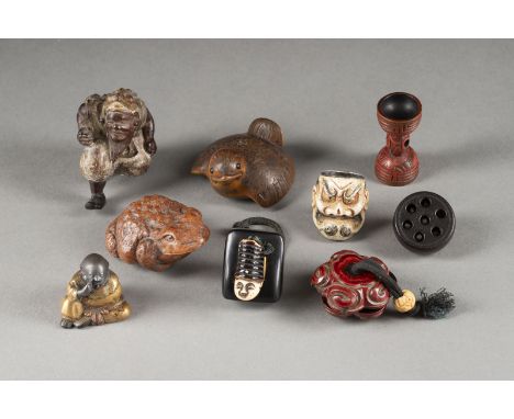 EIN NEUNTEILIGES KONVOLUT VON NETSUKE Japan, 19./20. Jahrhundert Holz/lacquerware. H. ca. 1.9-6.5 cm. Das Konvolut umfasst ei