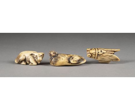 DREI FEINE GESCHNITZTE NETSUKE VON TIEREN AUS HIRSCHHORN Japan, 19. Jahrhundert Horn. L. 4.7-5.8 cm. Das Konvolut umfasst ein