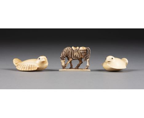 DREI GESCHNITZTE NETSUKE VON TIEREN AUS ELFENBEIN Japan, 19. Jahrhundert Elfenbein. L. 3.2-5.2 cm. Das Konvolut umfasst zwei 