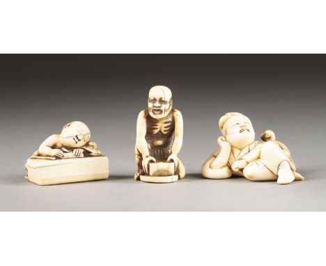 DREI GESCHNITZTE NETSUKE VON MENSCHLICHEN FIGUREN AUS ELFENBEIN Japan, 19. Jahrhundert Elfenbein. H. 2.6-4.2 cm. Das Konvolut