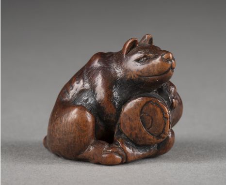 EIN HOLZGESCHNITZTES NETUSKE VON KITSUNE TADANOBU Japan, 19. Jahrhundert Holz. H. 3 cm. Das Netsuke ist als sitzender Fuchs g