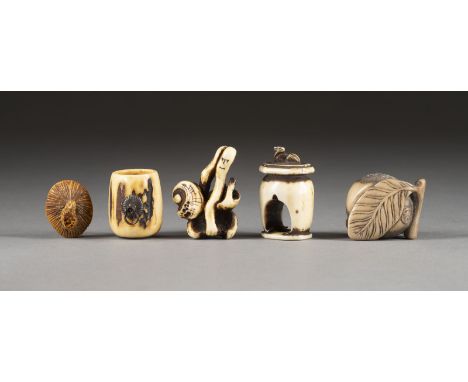 FÜNF GESCHNITZTE NETSUKE AUS HIRSCHHORN Japan, 19. Jahrhundert oder später Horn. L. 1.2-4.5 cm. Das Konvolut umfasst ein fein