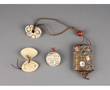 DREI GESCHNITZTE NETSUKE AUS ELFENBEIN UND EIN EINGELEGTES INRO Japan, 19. Jahrhundert Elfenbein. H. der Netsuke 3.2-7.7 cm, 