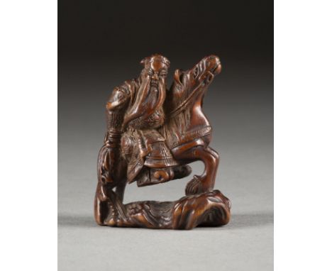 EIN FEINES HOLZGESCHNITZTES NETSUKE VON KAN'U Japan, 19. Jahrhundert Holz. H. 4.8 cm. Das Netsuke stellt den chinesischen Gen
