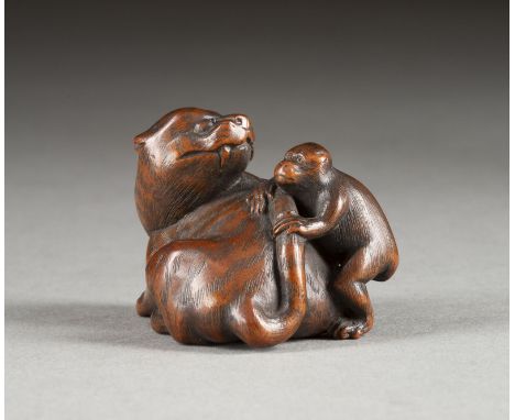 EIN FEINES HOLZGESCHNITZTES NETSUKE EINES TIGERS MIT AFFEN Japan, 19. Jahrhundert Holz. H. 3.2 cm. Das Netsuke ist als Tiger 
