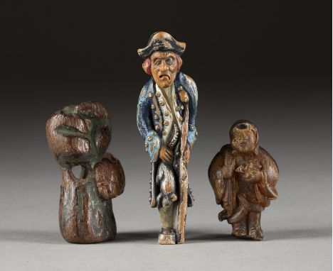 DREI SAISHIKI NETSUKE Japan, 19. Jahrhundert oder später Holz. H. 5.2-9.1 cm. Das Konvolut umfasst ein Netsuke eines einbeini