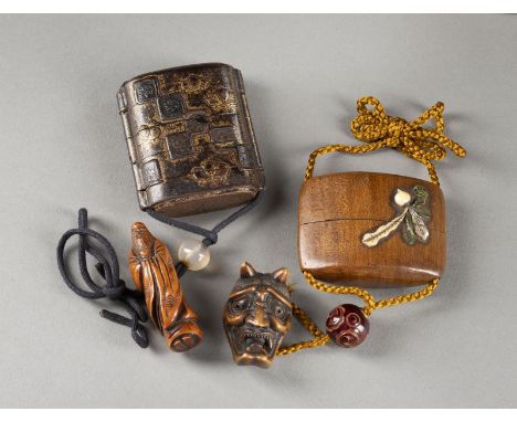 ZWEI INRO MIT NETSUKE Japan, 19. Jahrhundert oder später Holz. H. der Inro 4.7-6 cm, H. von Netsukes 4.2-5.8 cm. Das Konvolut